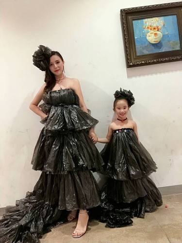 亲子环保时装走秀黑色垃圾袋手工创意环保衣服幼儿童T台拖尾裙子