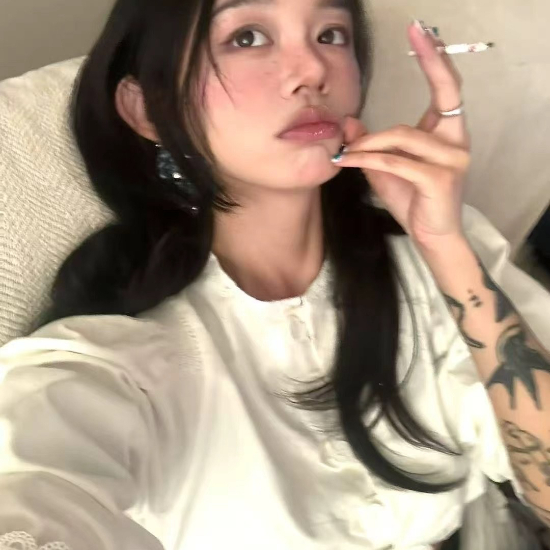 时髦拼接花边纽扣泡泡袖小衫