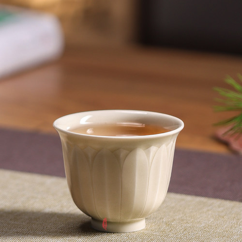 三义成定瓷全手剔花莲瓣茶杯牙白