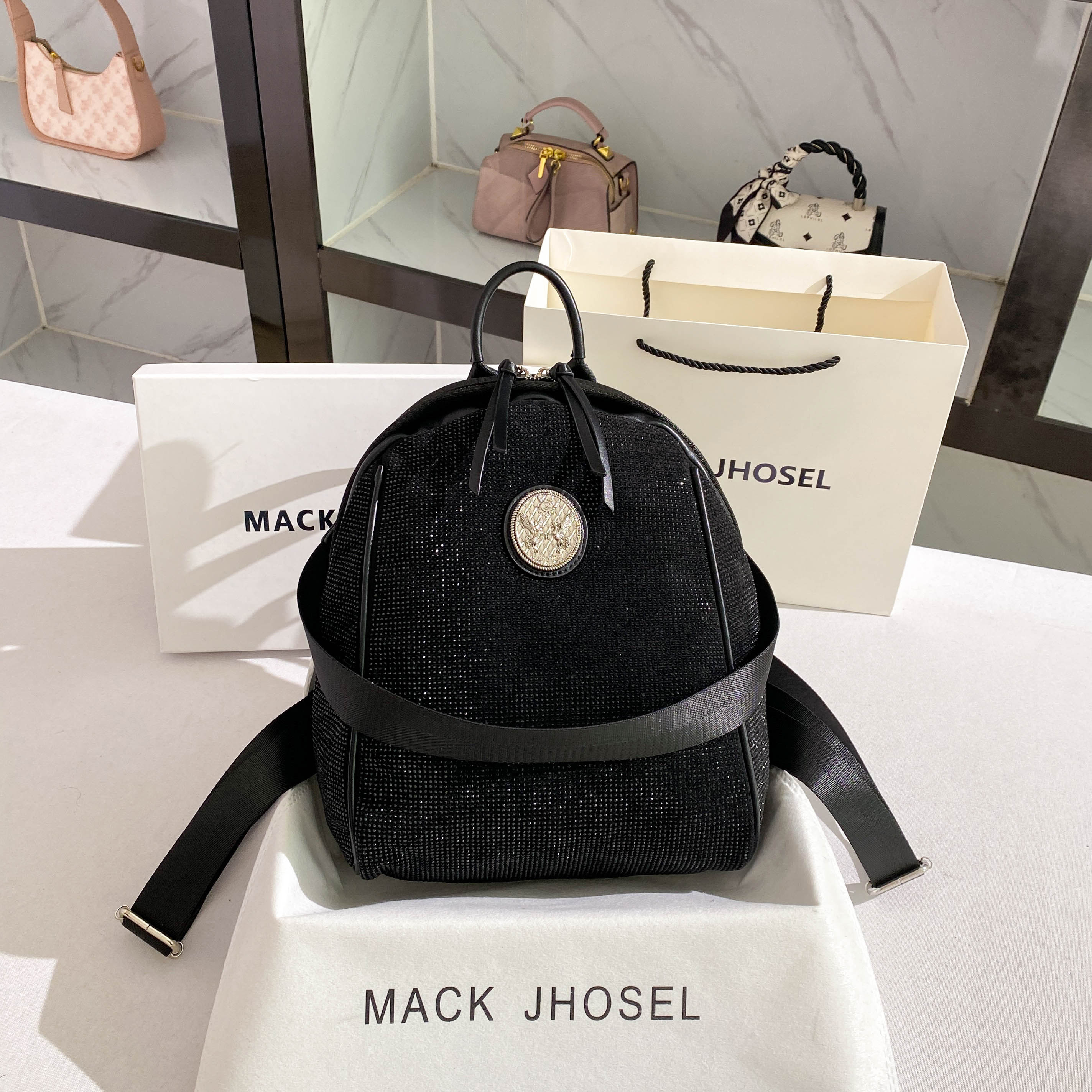 MACKJHOSEL新款轻奢徽章双肩包