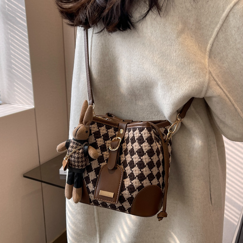 小众呢子格纹水桶包洋气小包包女