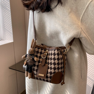 小众呢子格纹水桶包春季 森系高级感斜挎包 女包复古洋气小包包新款