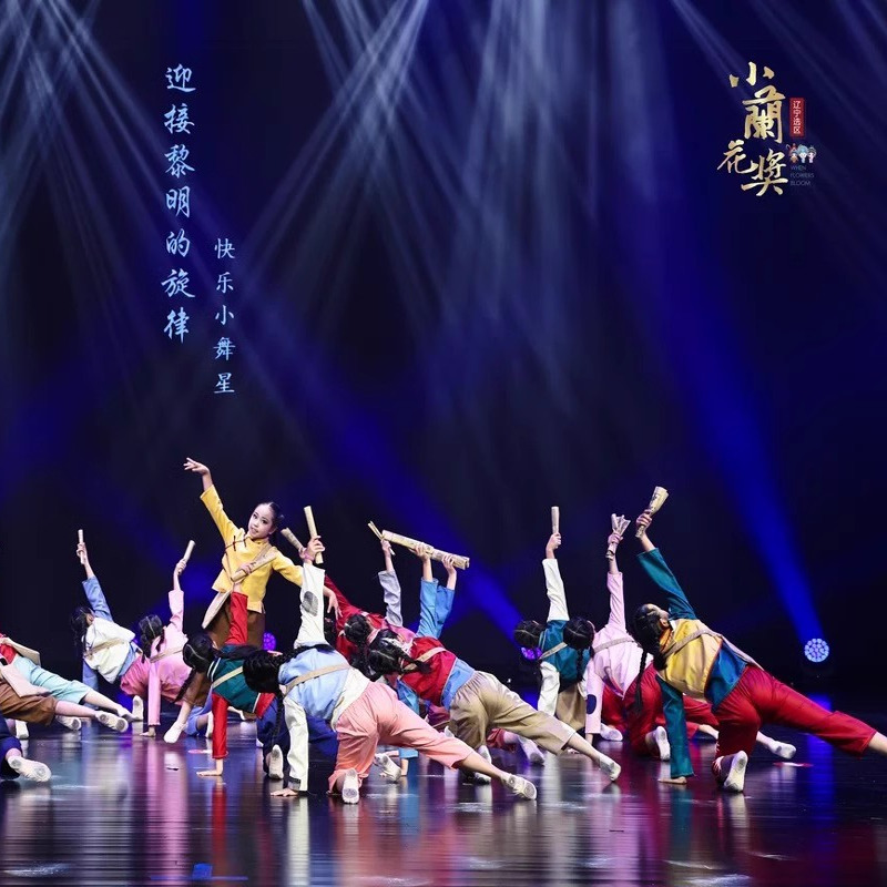 歌声在那时舞蹈服黎明前送达小报童的歌曙光演出服卖报歌报童晨曦