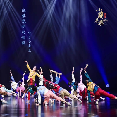 歌声在那时舞蹈服黎明前送达小报童的歌曙光演出服卖报歌报童晨曦