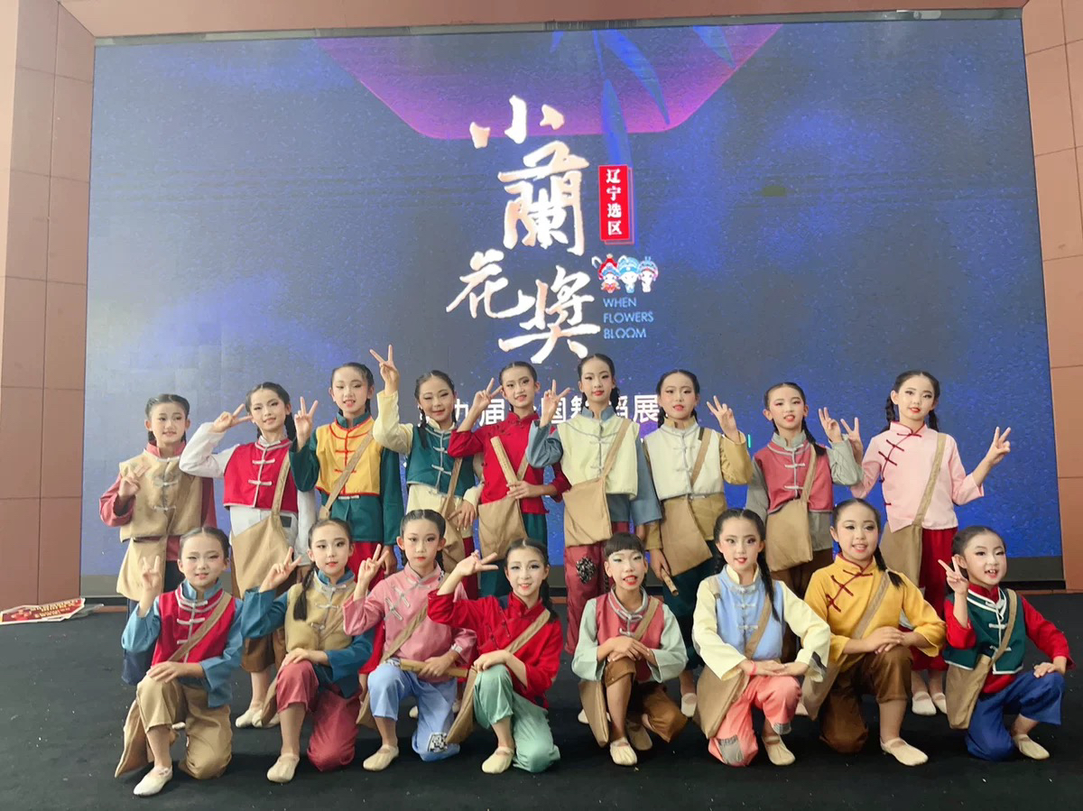 歌声在那时舞蹈服黎明前送达小报童的歌演出服卖报歌报童晨曦民国