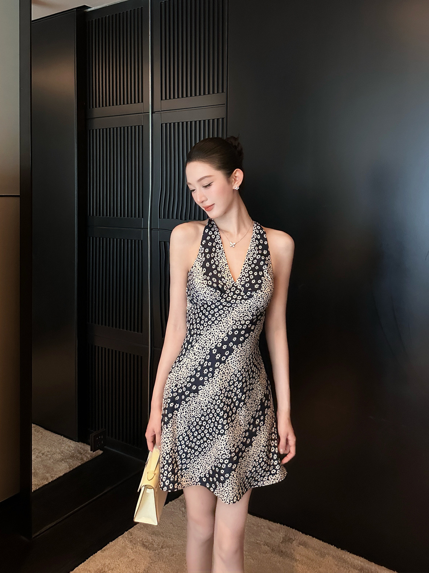 SX善喜挂脖V领修身缎面仿真丝小雏菊印花连衣裙女复古A字碎花短裙