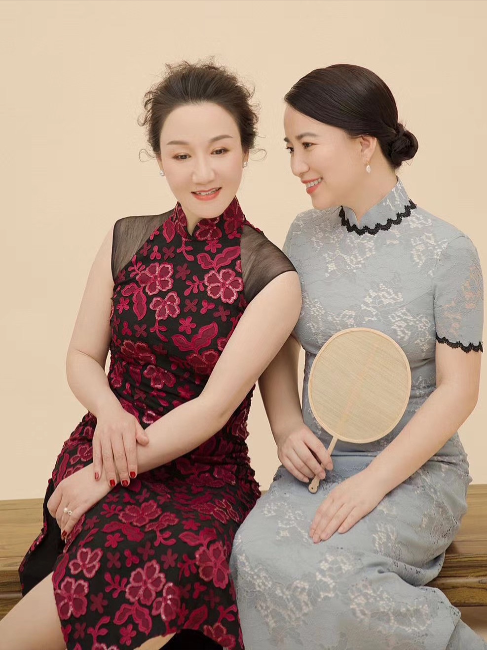 谷裘原创设计师品牌实体店凤彩鸾章系列高端定制酒红蕾丝旗袍