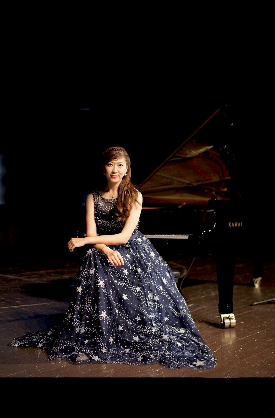 谷裘为上海音乐学院崔岚设计蓝色闪亮婚礼艺考演出声乐礼服定制