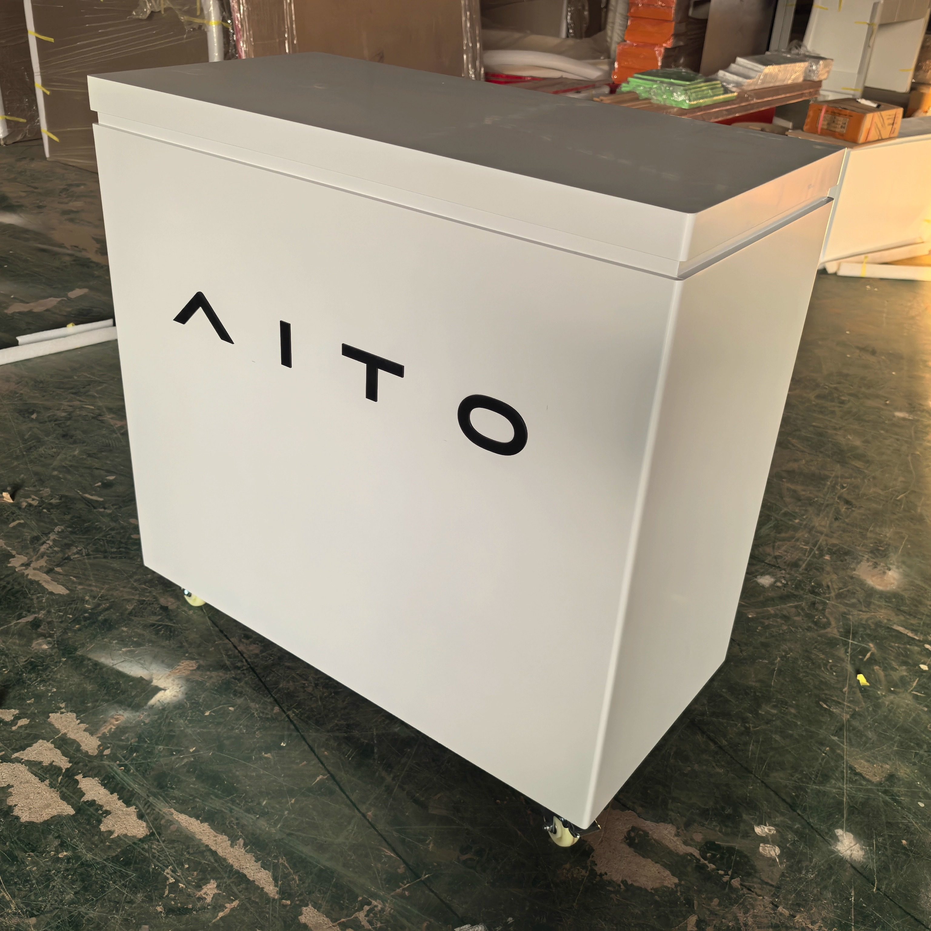 白色AITO户外吧台车展巡展台华为咨询台智界鸿蒙智行尚界尊界前台