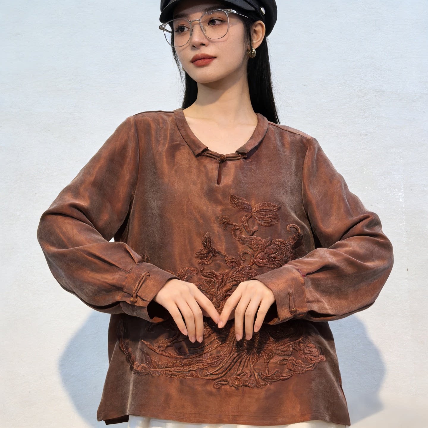 新中式刺绣宽松长袖衬衫女棕色