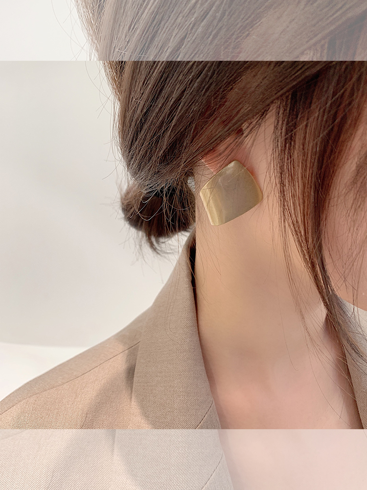 Korean high-end sense earrings Foreign school light gold earrings Net red ins cold wind metal earrings niche earrings women