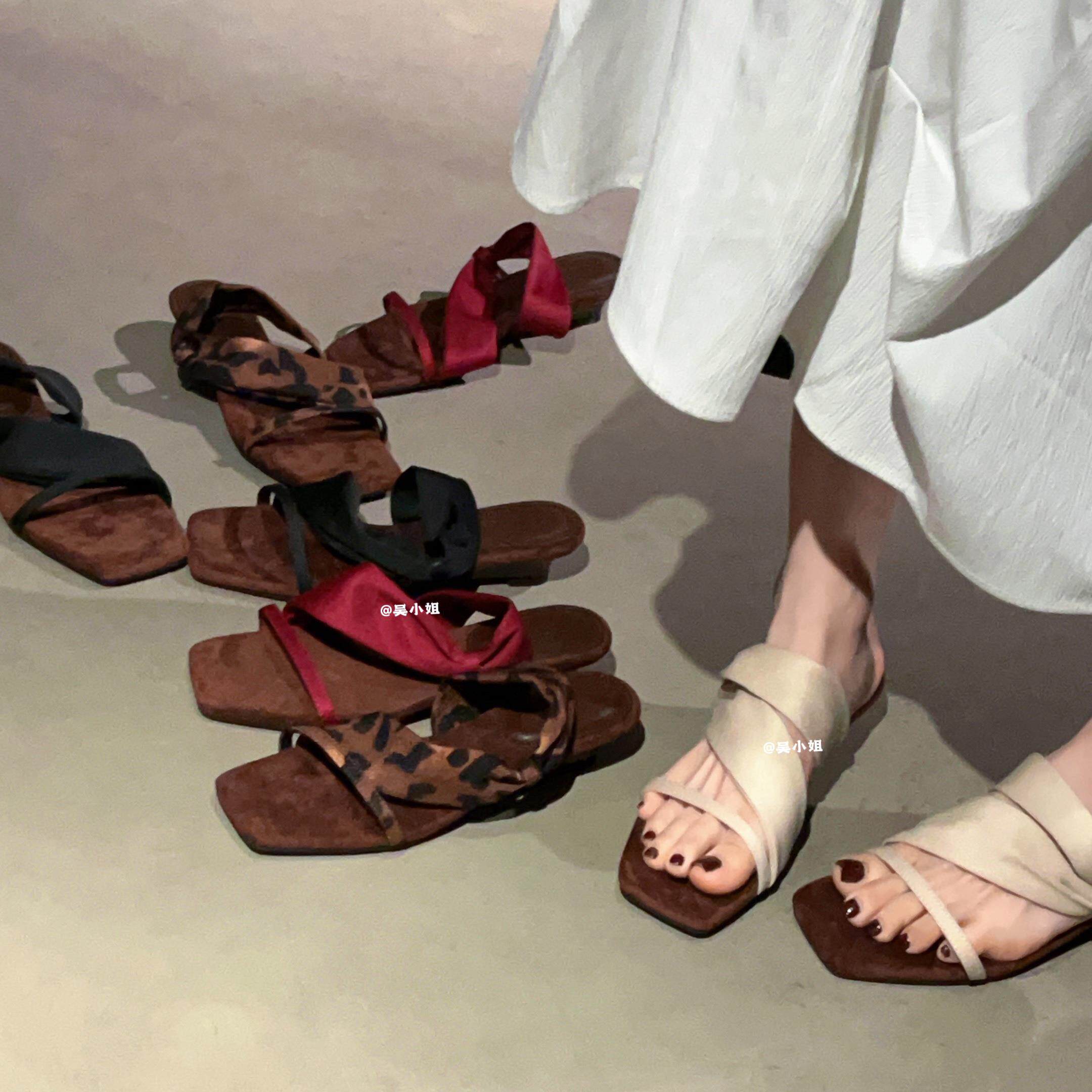 2026夏季新款时尚百搭气质复古小低跟方头露趾网红中古坡跟凉鞋