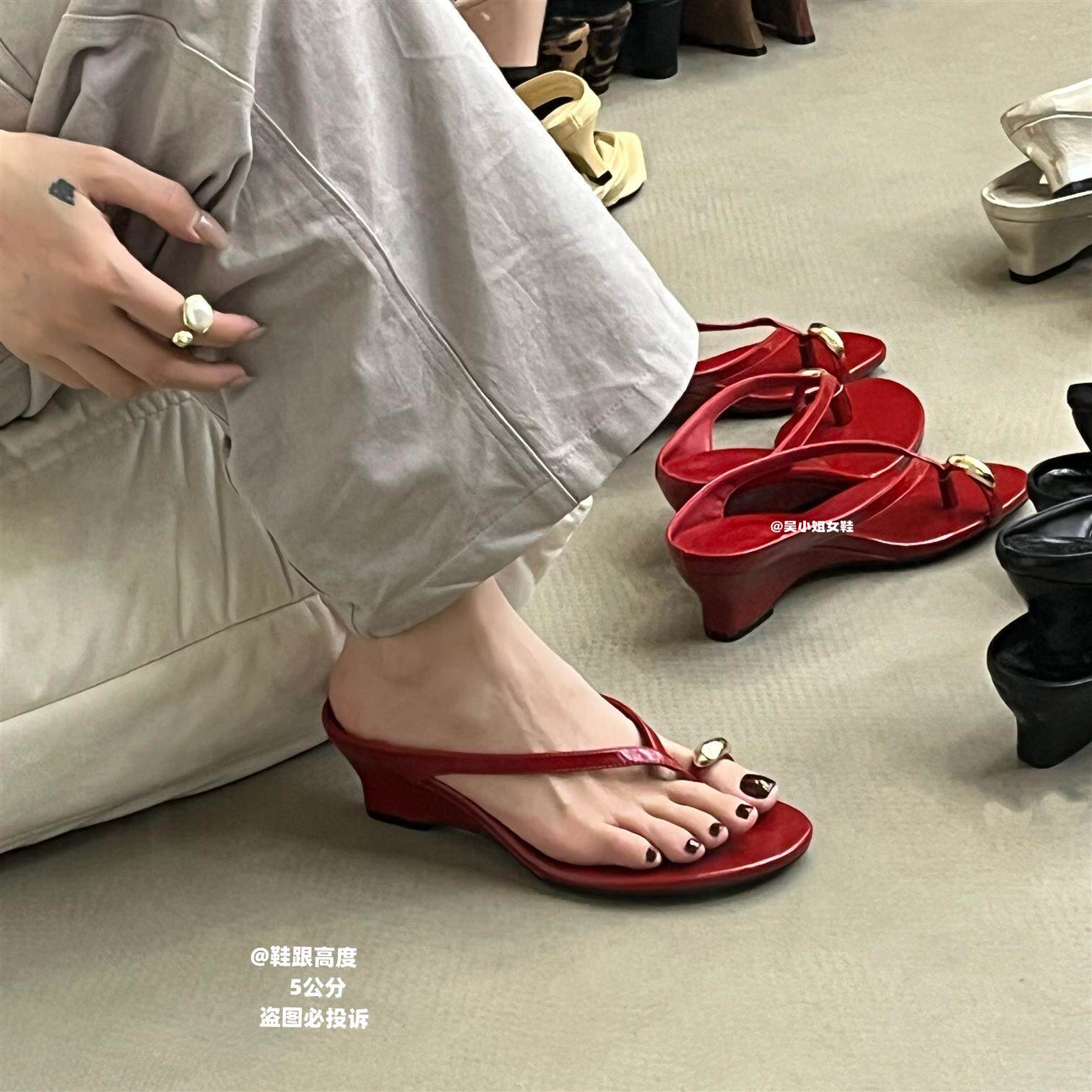 夏季新款红色夹趾坡跟人字拖女外穿金属扣复古通勤气质百搭凉拖