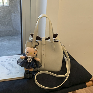 韩国复古简约手提水桶包包女2026新款上班通勤包大容量单肩斜挎包
