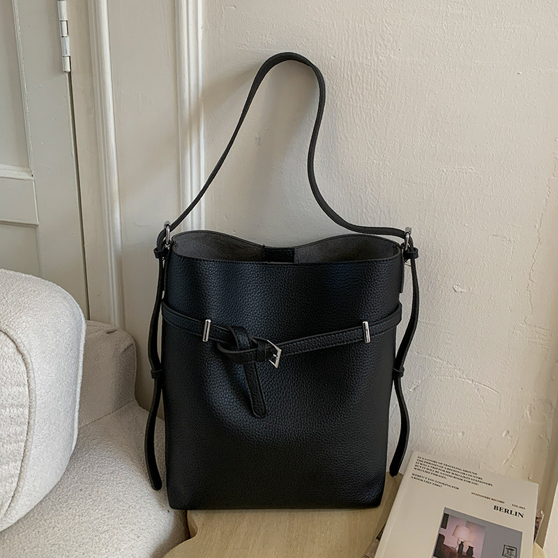 极简风休闲大容量水桶包女2026新款皮带装饰托特包复古单肩斜挎包,箱包皮具/热销女包/男包,水桶包,淘宝优惠券,粉丝福利购,淘宝优惠卷
