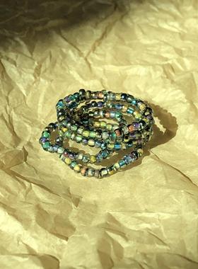 极细戒指五彩斑斓的黑