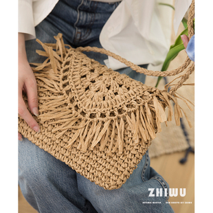 ZHIWU~夏季新款流苏草编包女信封方形翻盖包包单肩斜挎海边沙滩包