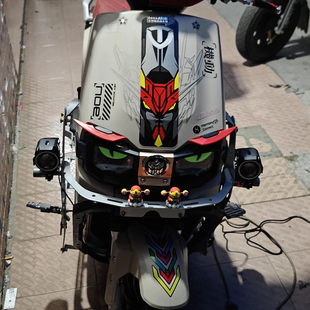 适用台铃超能S苍穹EB电动车灯改装 饰品小物件财神爷夜光眼睛贴纸