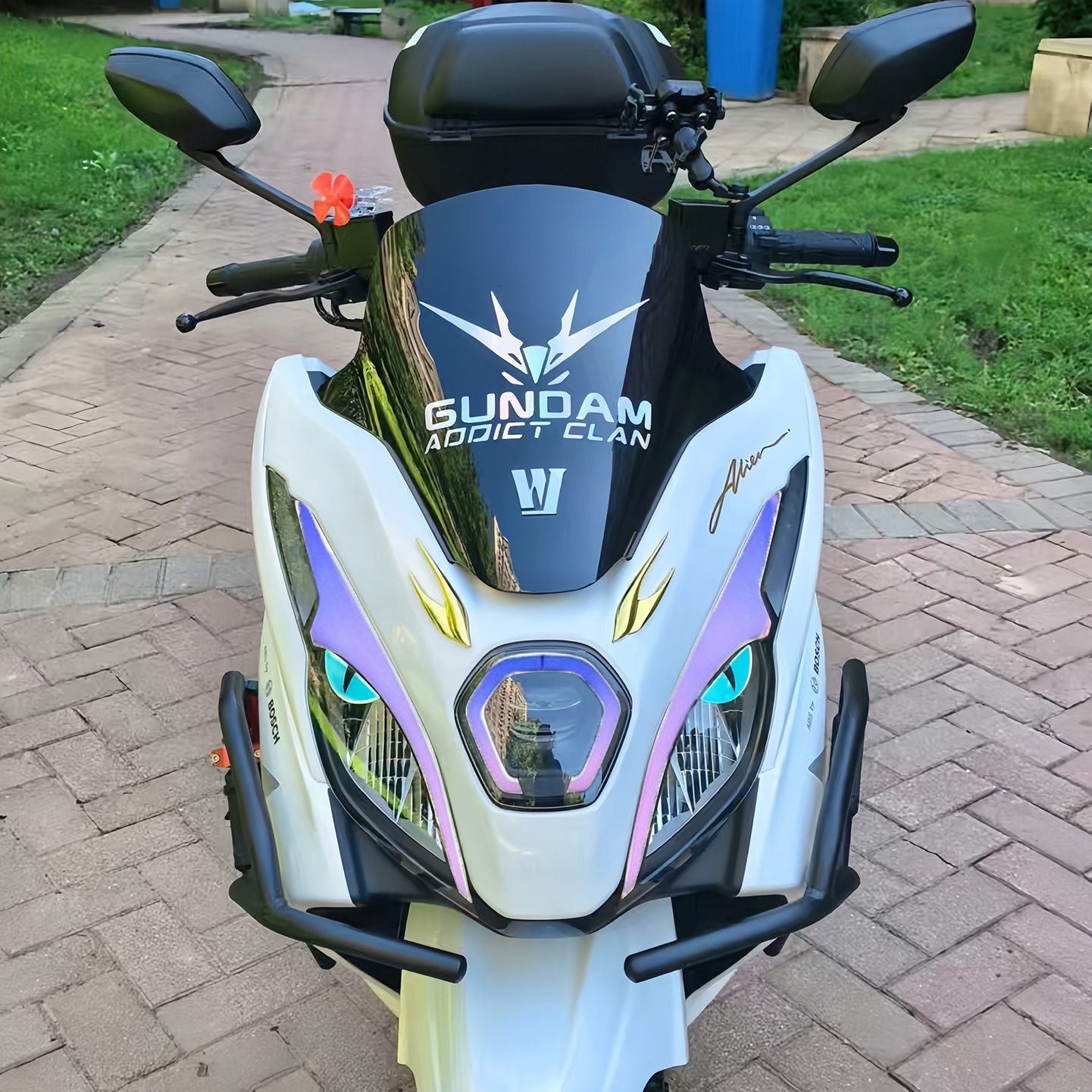 适用豪爵UFR150夜光眼睛装饰贴纸