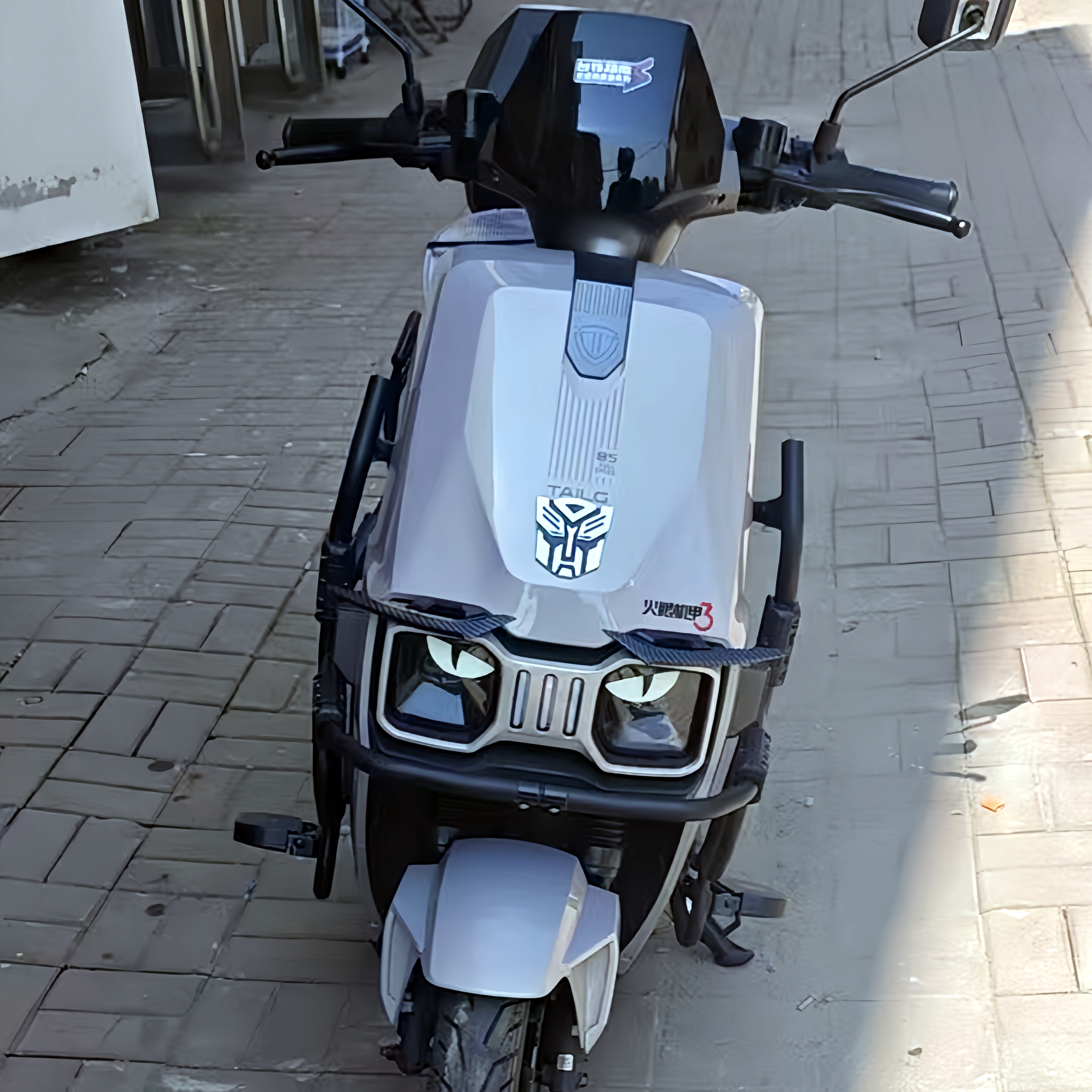 适用25款台铃机甲3赤兔车头灯贴