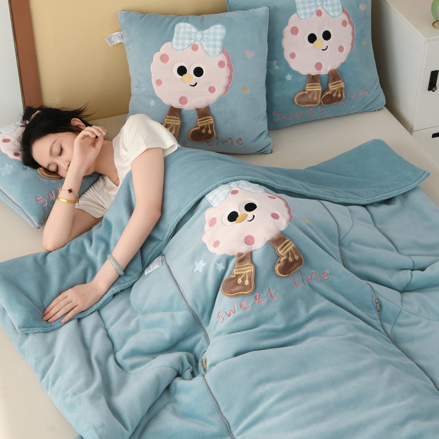 女生专属加厚牛奶绒两用抱枕被