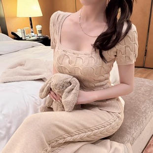 韩雨嘉【Hallstatt】贵气老钱米色系绞花针织打底衫直筒长裤套装