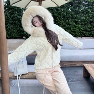 韩雨嘉【D小樽日记】绵羊毛切割菱格纹针织外套女冬狐狸毛领皮草