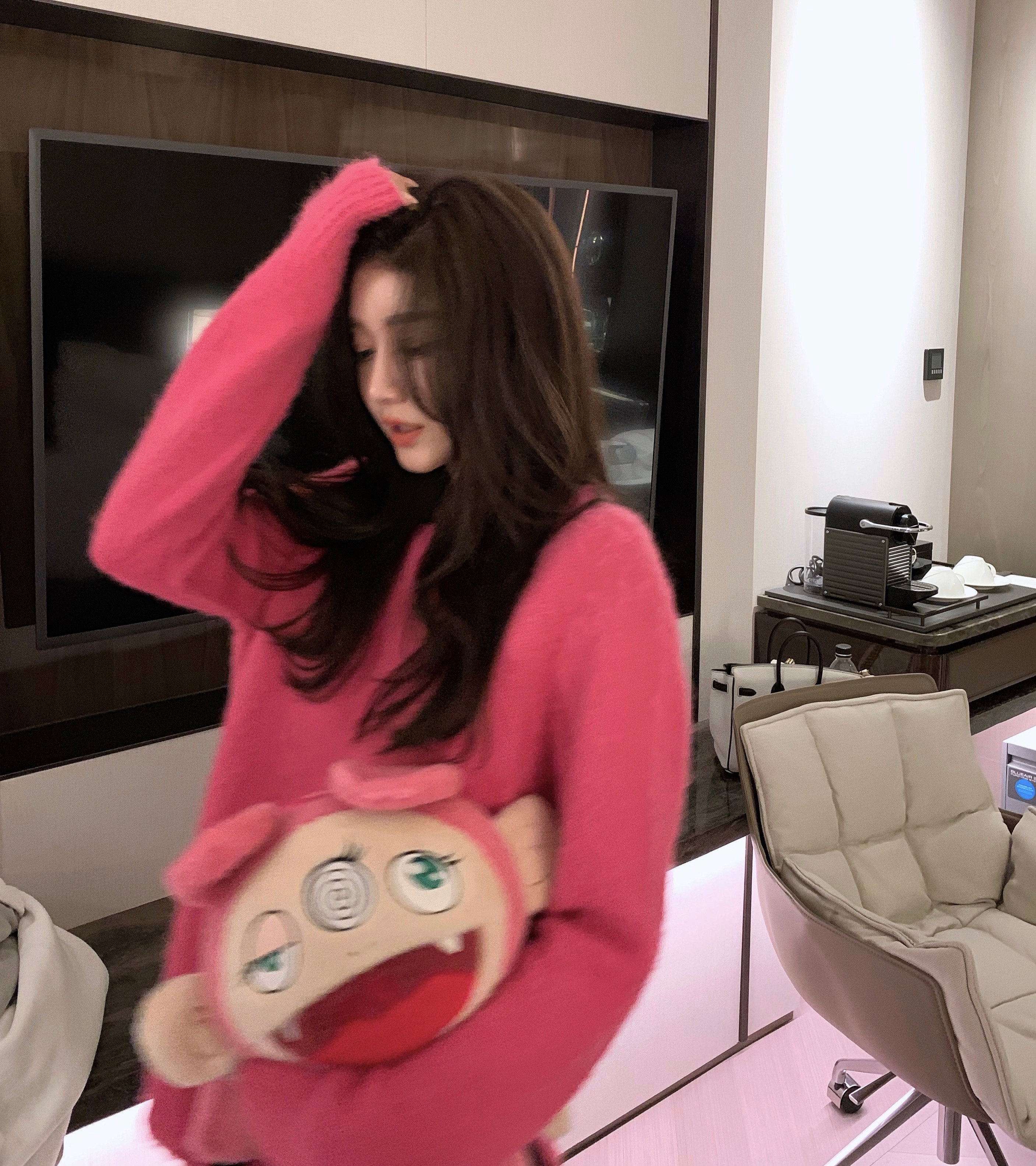 韩雨嘉 babypink超嗲嫩色 后背刺绣拉毛工艺玫红色针织毛衣可两穿