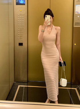 韩雨嘉粉色v领无袖挂脖连衣裙女春夏纯欲露背包臀裙修身收腰长裙