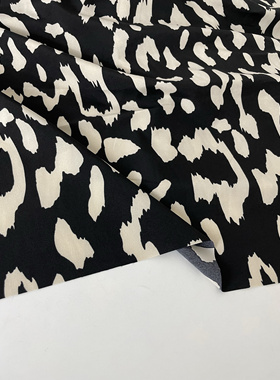 E637黑底米黄色印花聚酯纤维布头柔软垂坠透气连衣裙上衣旗袍面料