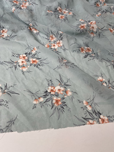 G555夏季 兰色底粉色印花雪纺布头飘逸柔软垂坠透气连衣裙上衣面料