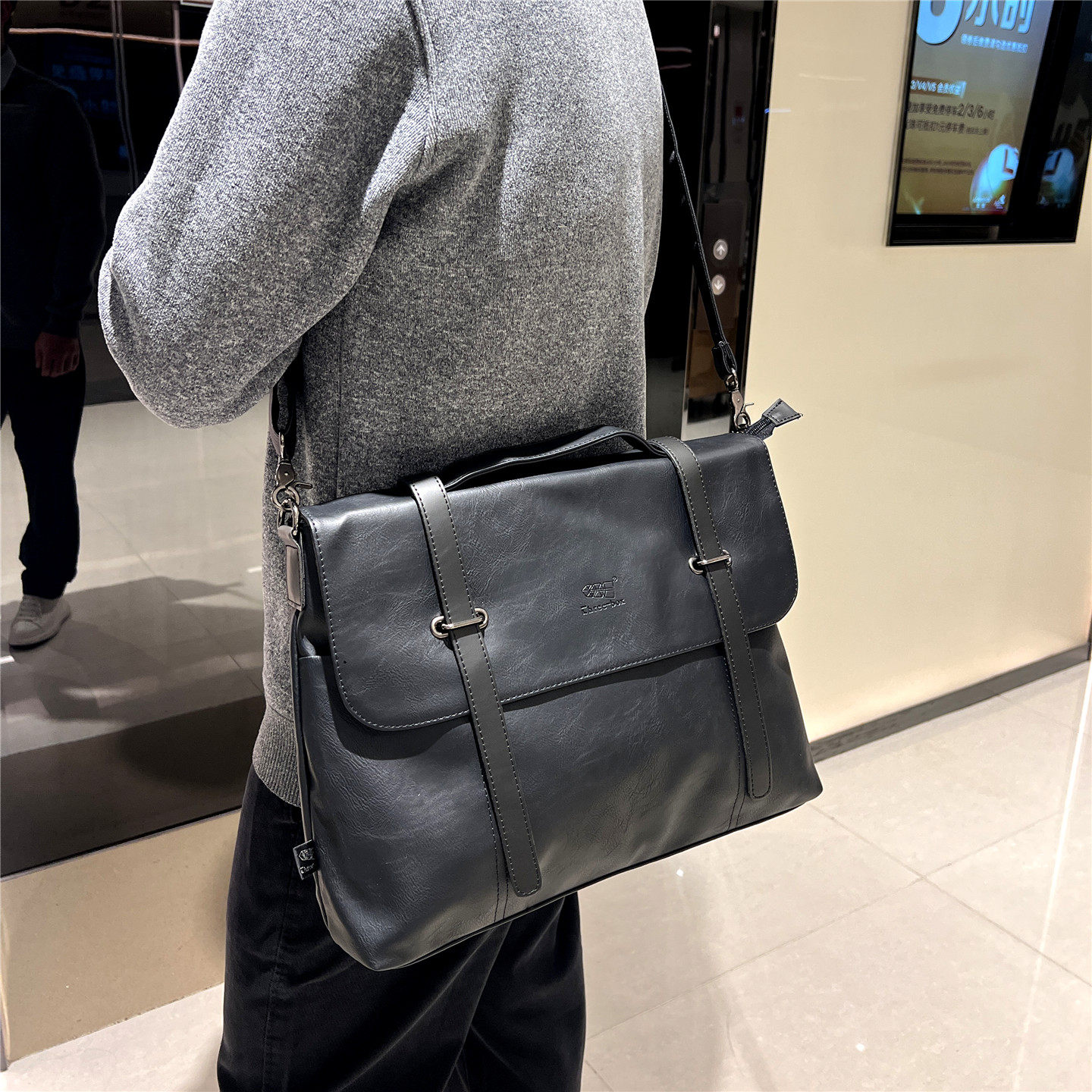 时尚商务男士公文包大容量手提单肩斜挎包通勤电脑包潮牌男皮质包