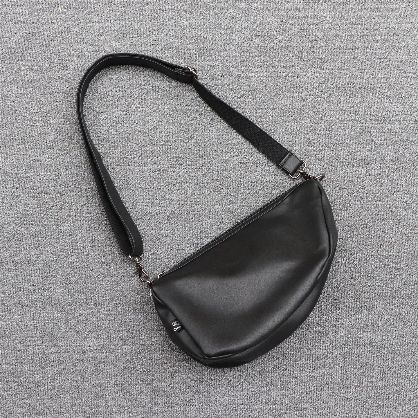 threebox潮牌男包简约单肩包牛角包个性软皮斜挎包高级感男女背包