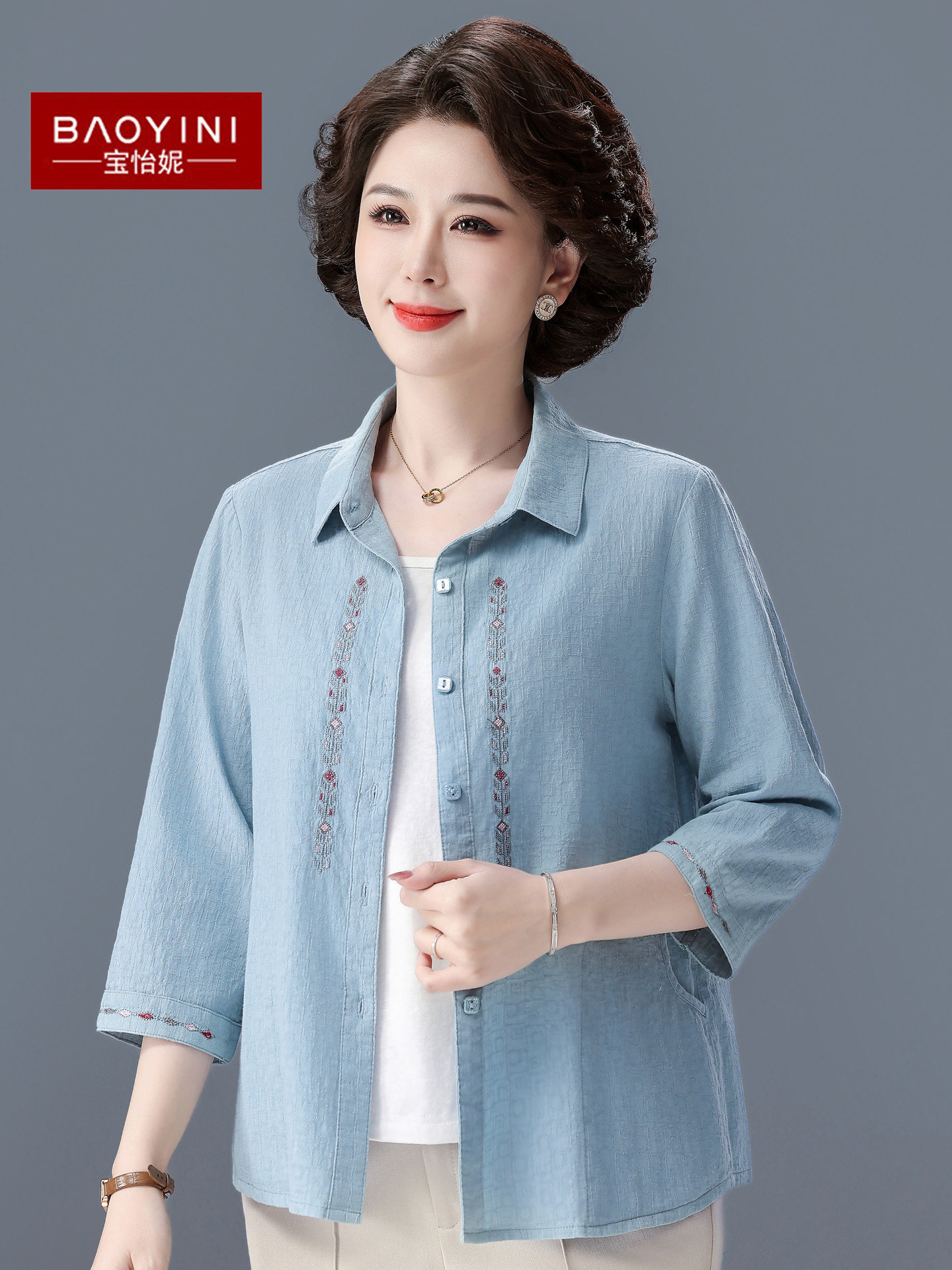 เสื้อแขนสามส่วนสำหรับสตรีวัยกลางคนและผู้สูงอายุ ผ้าฝ้ายแท้ รุ่นใหม่ปี 2026 เสื้อเบลาส์ปักลายสำหรับคุณแม่ เสื้อเชิ้ตแขนระดับกลางสำหรับคุณย่า