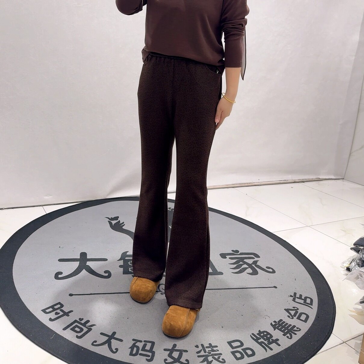 3743芮娜依莲初冬新品松紧腰显瘦豹纹毛呢窄版微喇裤加大码女裤
