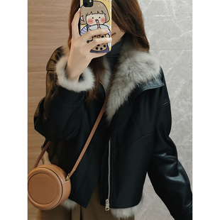 巨好看的初冬黑色机车服皮毛一体高级感短款羊羔绒夹克外套女冬季