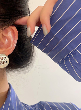 925银针金属圆形金色小众设计字母高级感耳环耳钉INS新款潮人耳饰