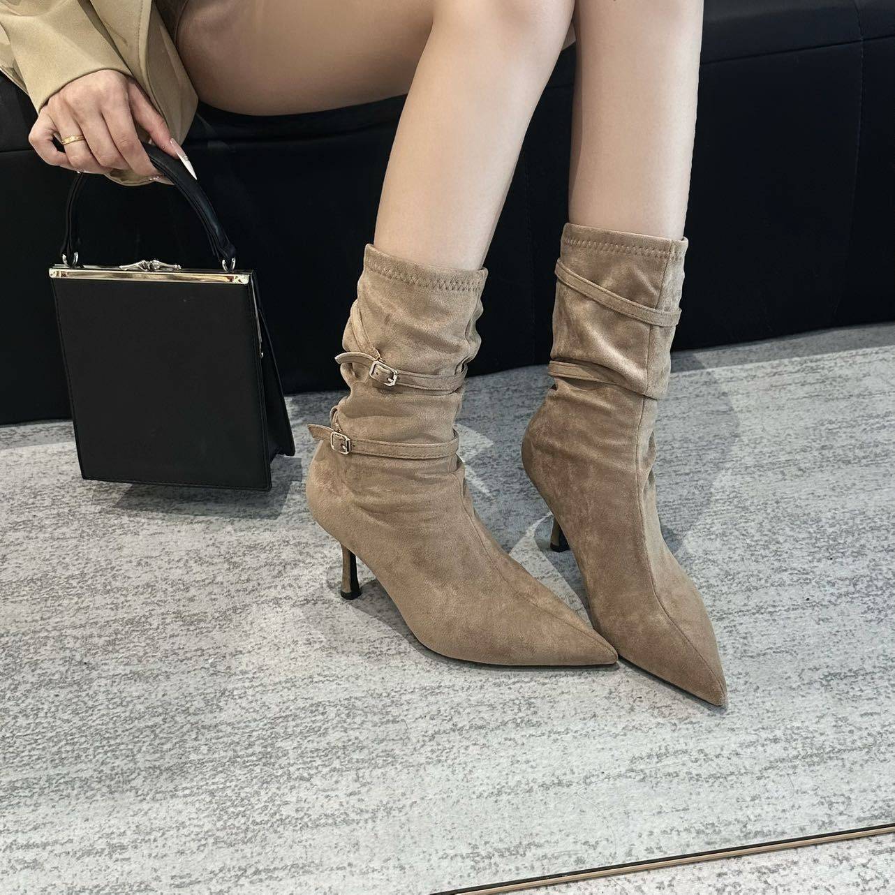 现货25X2~气质显瘦尖头细跟皮带扣褶皱堆堆靴弹力短靴女百搭时尚