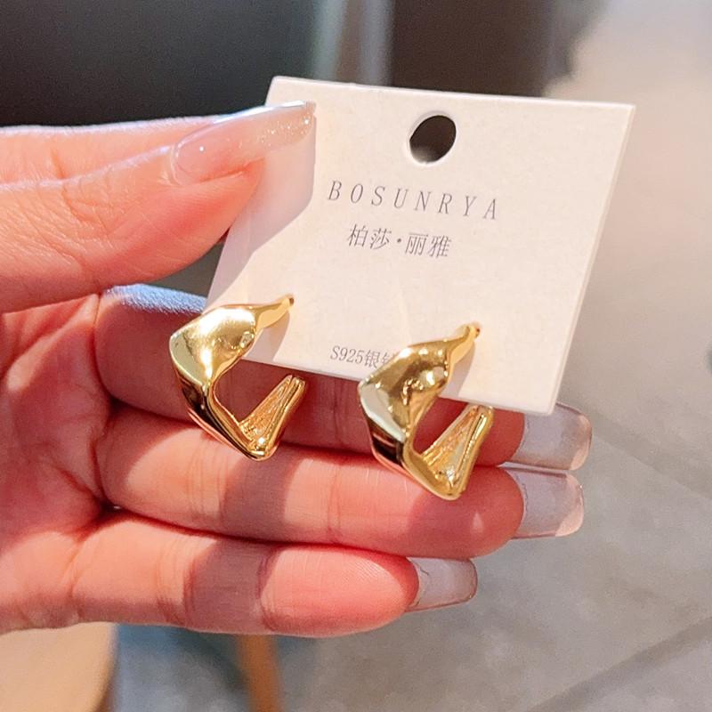 2026秋冬新款简约不规则三角形耳环女士时尚金属风网红气质耳饰