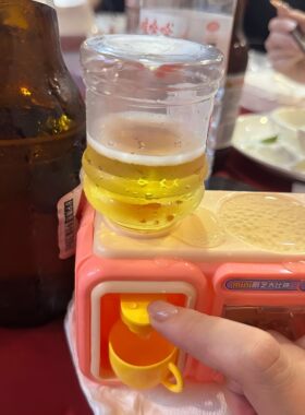 迷你啤酒饮水机朋友聚会喝酒神器趣味整人拍照道具儿童扮家家酒玩