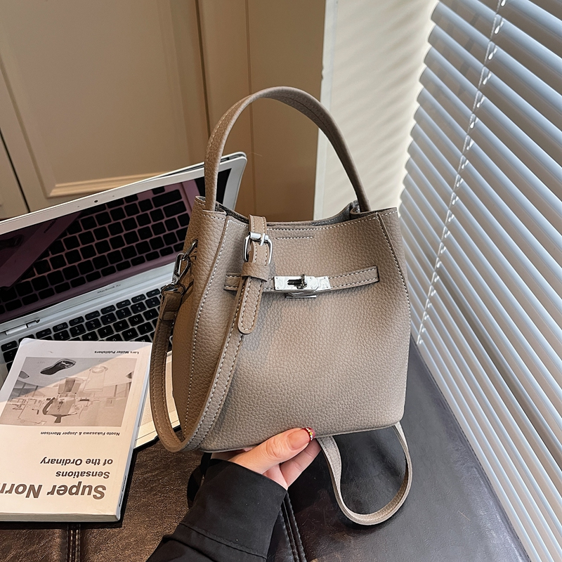 今年流行爆款超火铂金水桶包