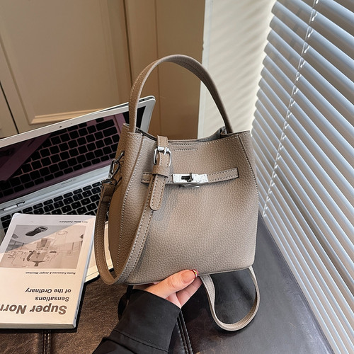 今年流行爆款超火铂金水桶包