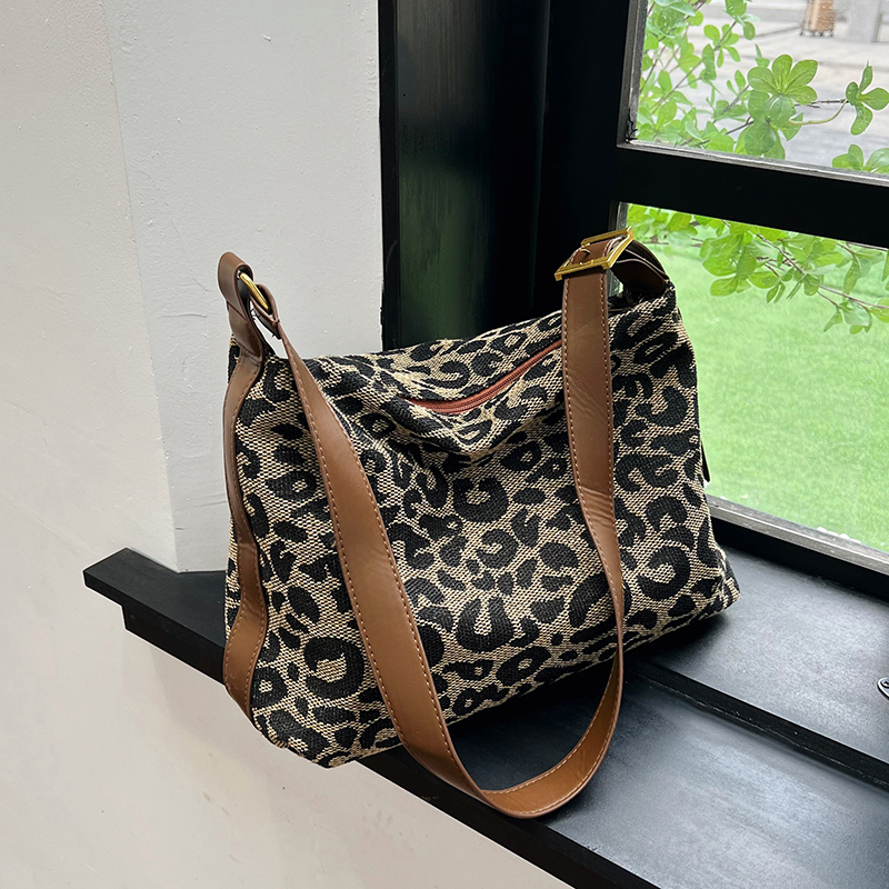 水桶大容量托特斜挎包蜜萝猫