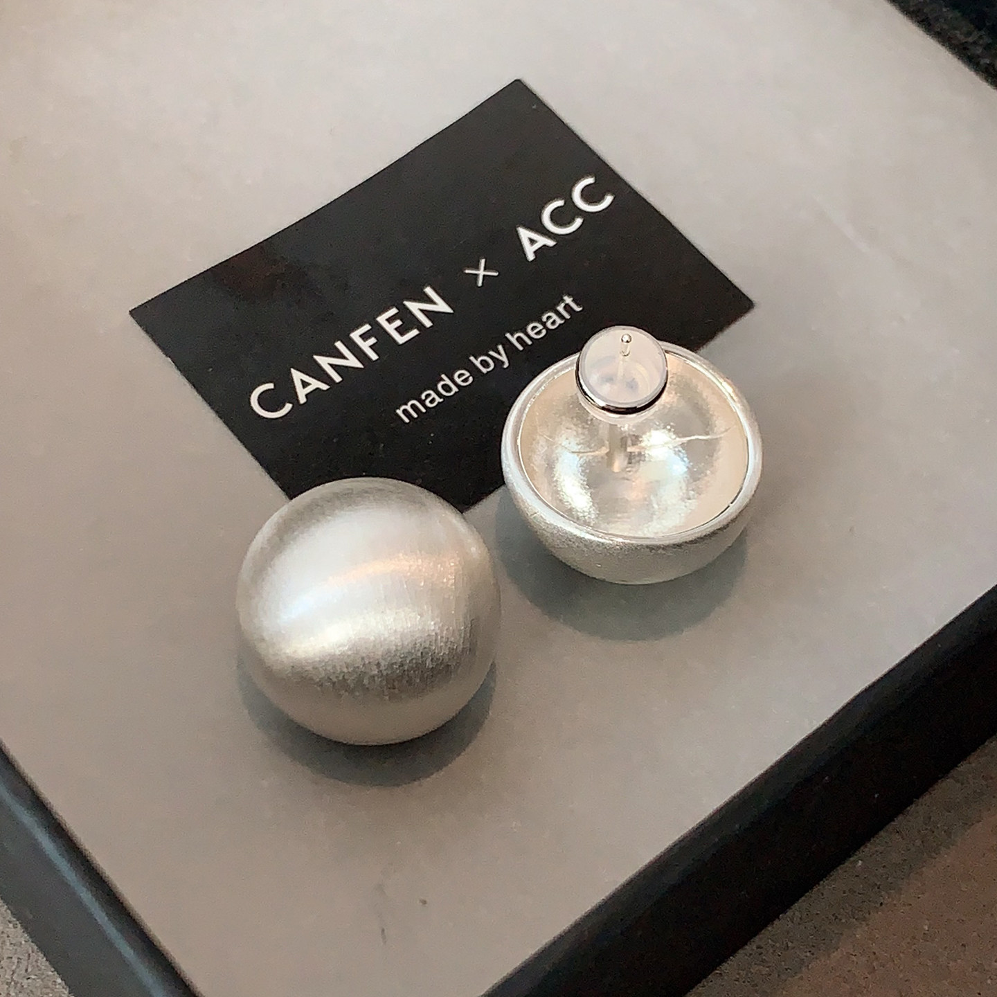 银色拉丝金属圆球耳环2025新款爆款高级感耳钉中性风简约球球耳饰