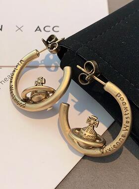 古铜色字母金属耳环2026新款爆款西太后耳钉轻奢高级感小香风耳饰