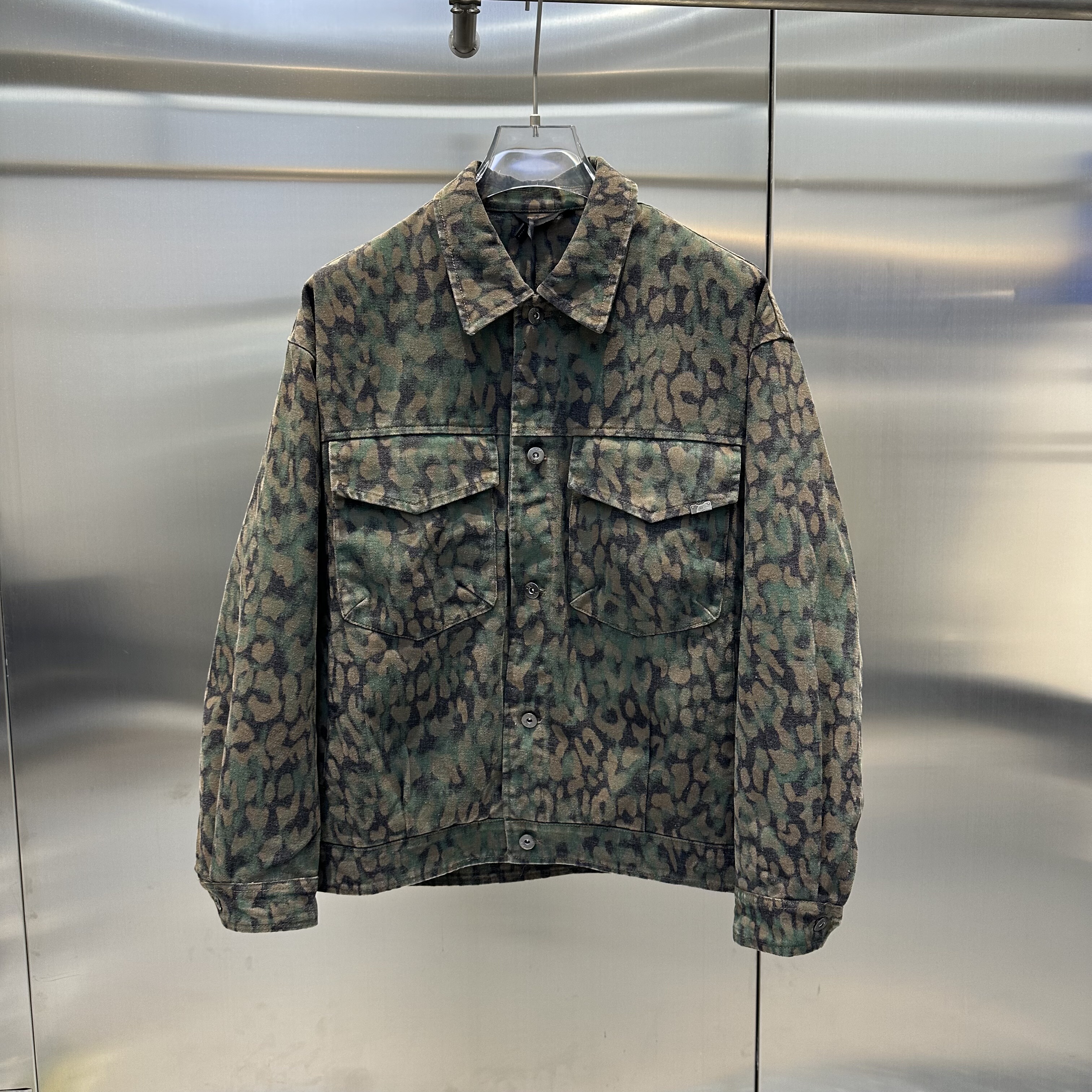 2025冬季新款男迷彩碎花翻领90绒羽绒服宽松文艺时尚情侣痞帅外套