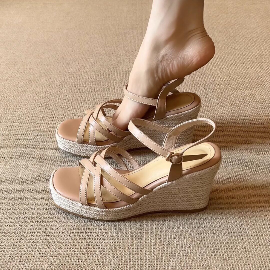 nnmiss/8cm小个子复古草编坡跟高跟鞋简约休闲交叉带方头露趾凉鞋