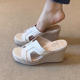 度假风百搭H型草编外穿凉拖鞋 nnmiss 9cm小个子高跟露趾坡跟凉鞋