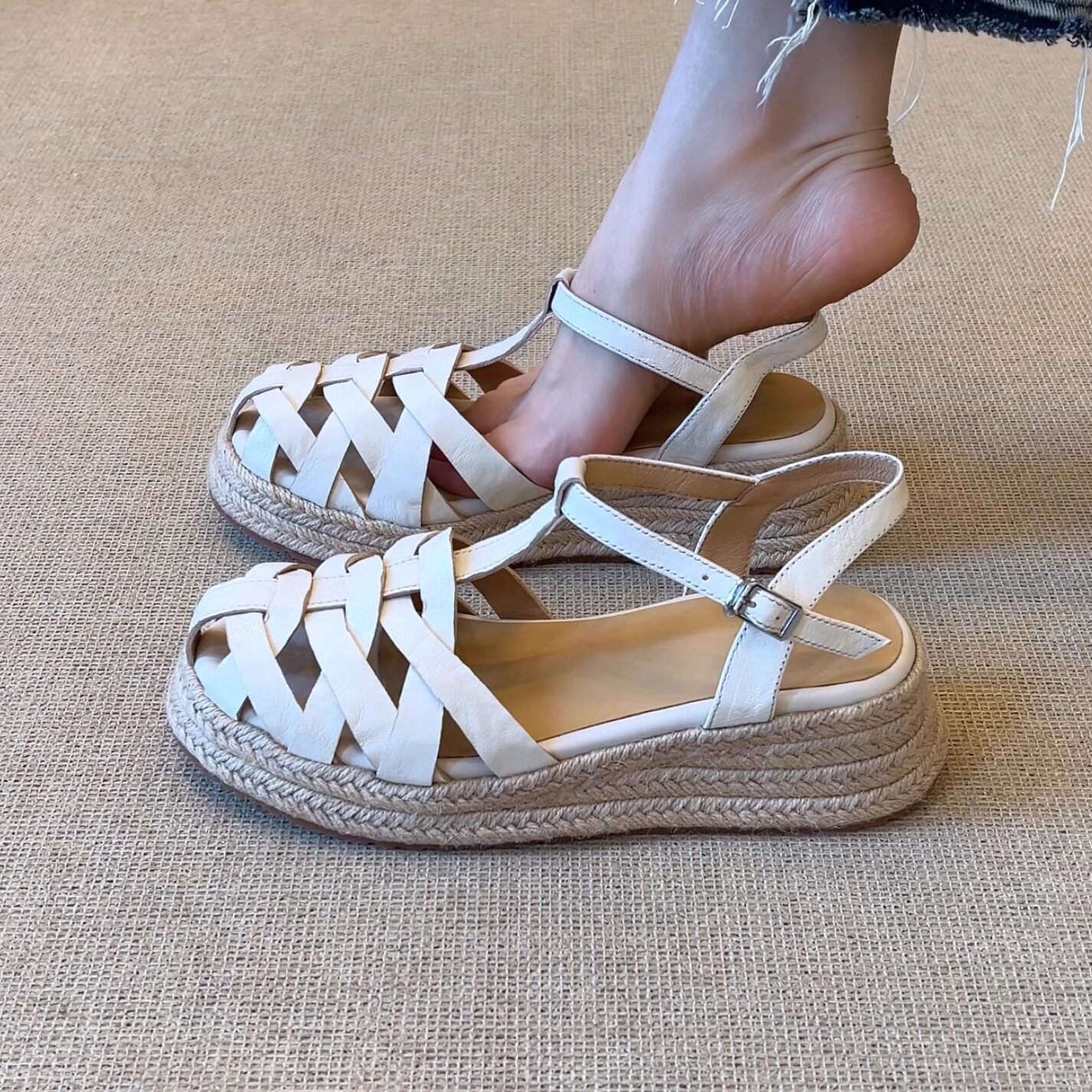 nnmiss/5cm简约复古风编织镂空丁字扣带休闲草编厚底坡跟包头凉鞋