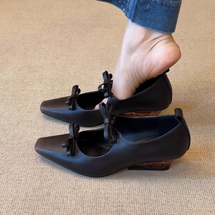 双蝴蝶结一字带坡跟单鞋 复古风方头擦色浅口时尚 5cm法式 nnmiss